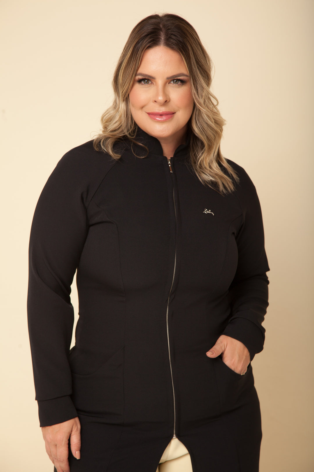 Jaleco Louise Preto Elegante e Confortável para Uso Profissional
