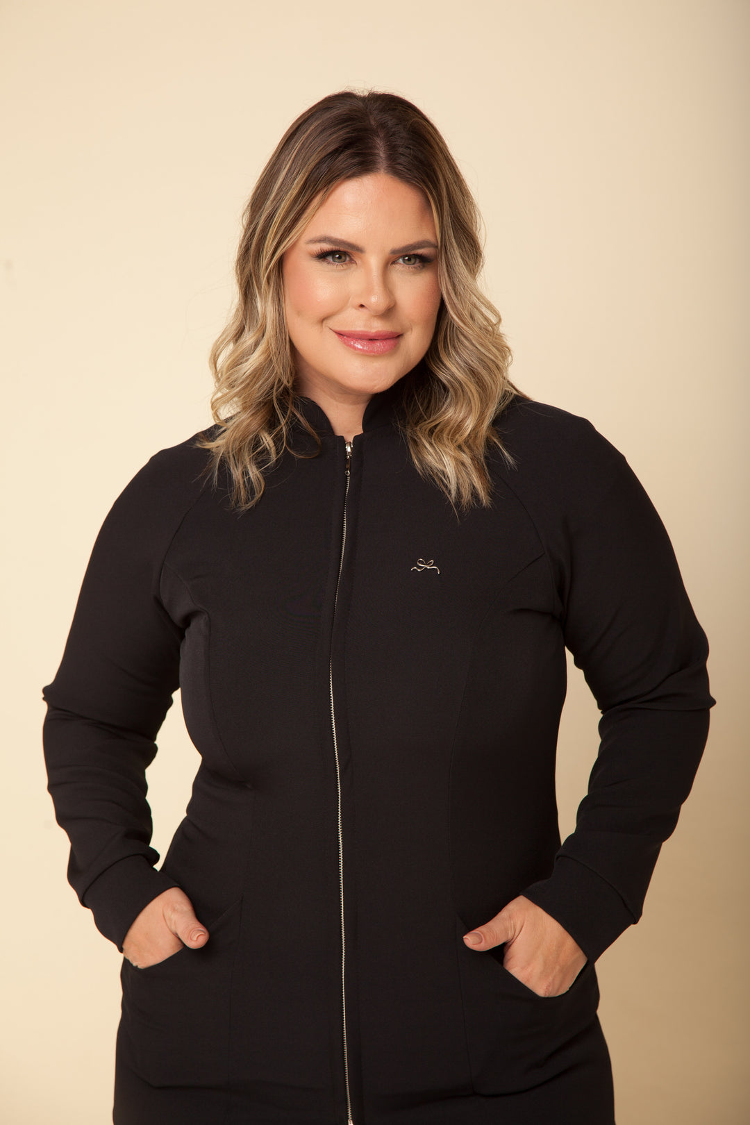 Jaleco  Preto Modelagem Acinturada e Caimento Elegante Louise
