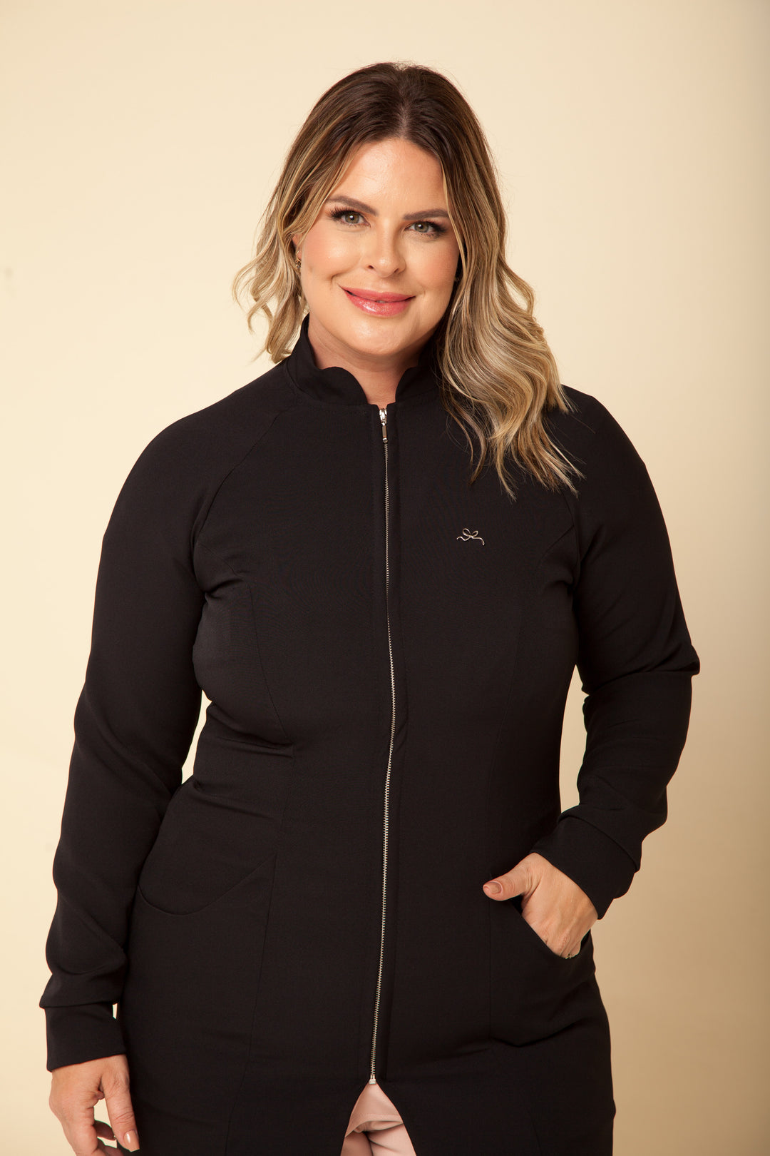Jaleco Feminino Louise Preto com Modelagem Exclusiva e Acabamento Refinado