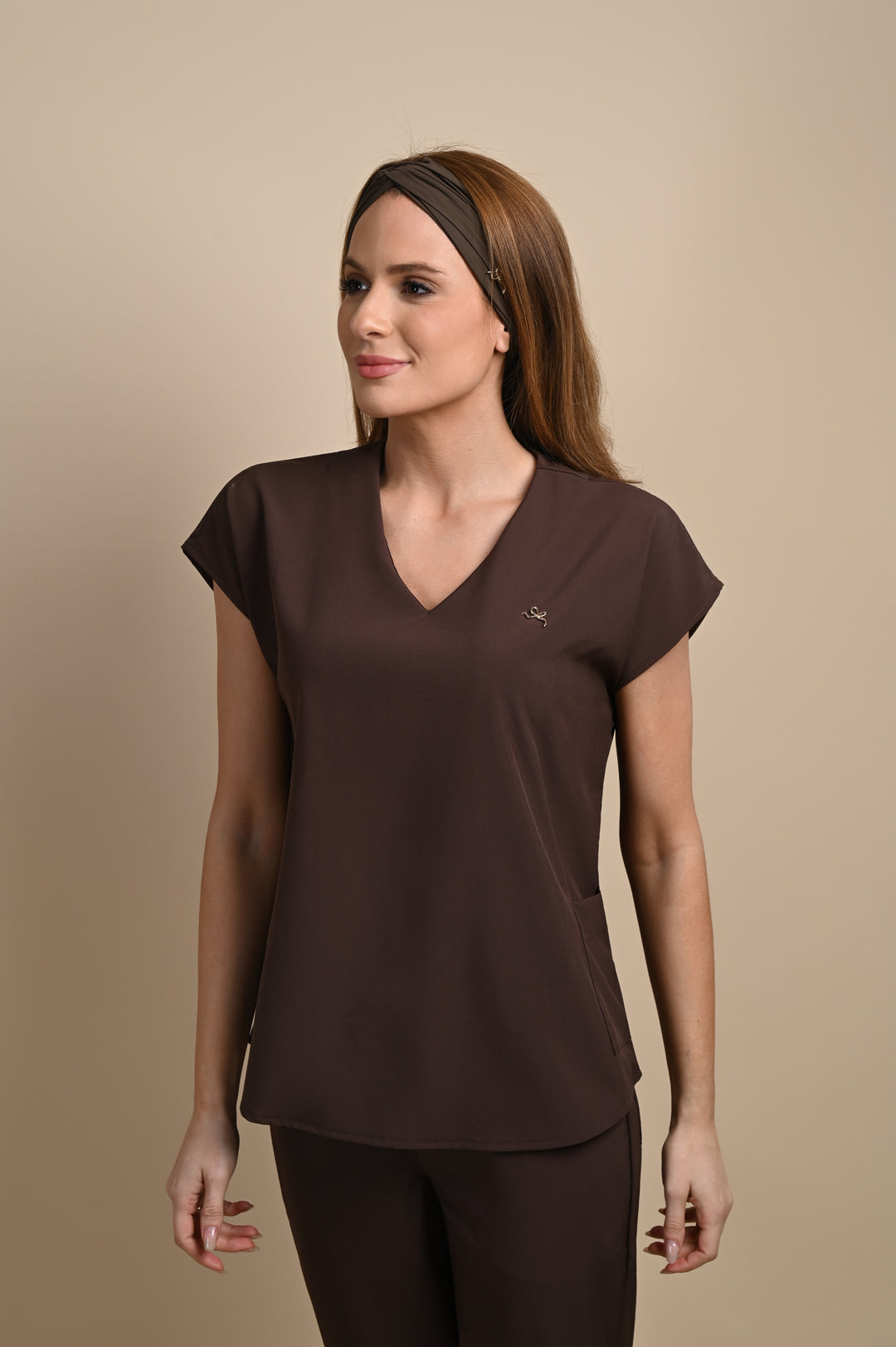 Scrub Feminino Café Monise | Pijama Cirúrgico Premium