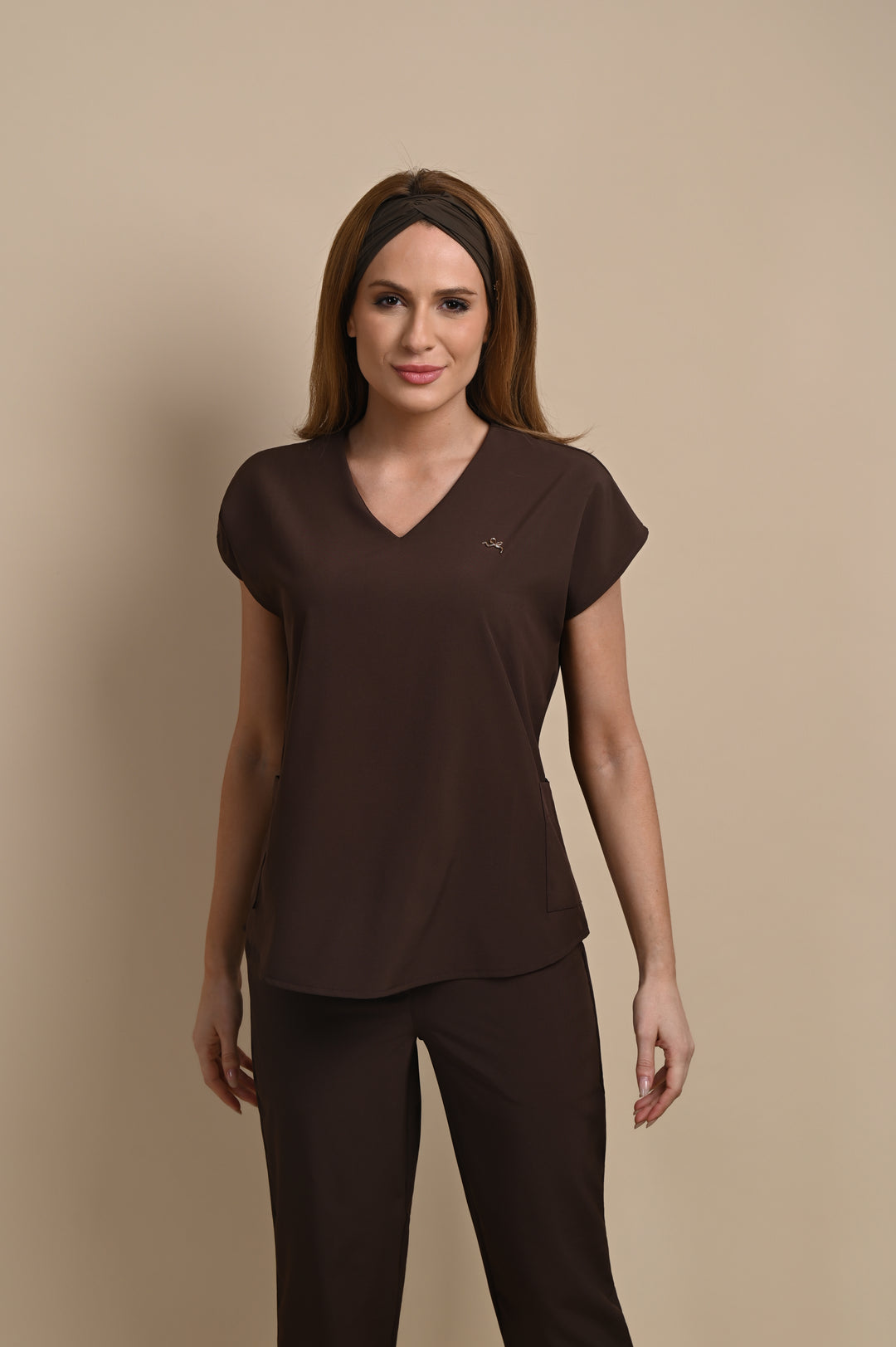Scrub Feminino Café Monise | Pijama Cirúrgico Premium