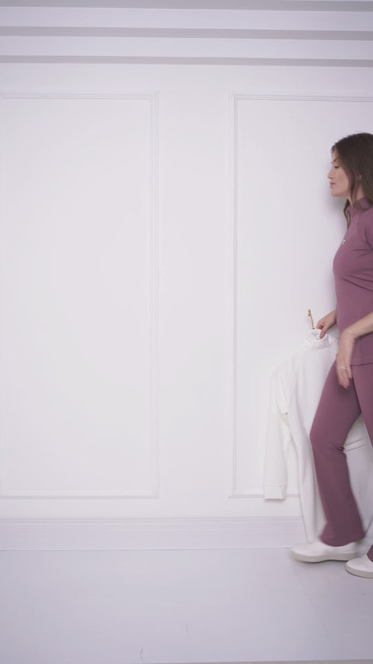 Vídeo da modelo vestindo o Scrub Maya e finalizando o look com um jaleco Le Petit.